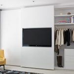 TV ophangen aan maatwerk kledingkast