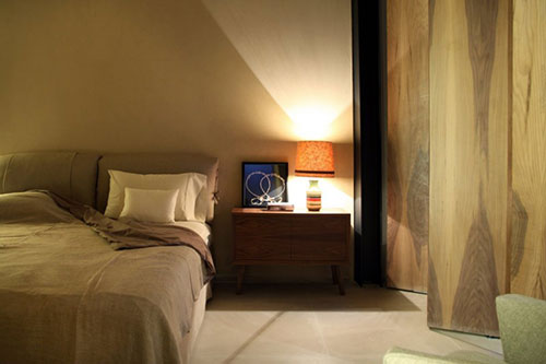 Sfeervolle slaapkamer met houten panelen