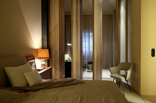 Sfeervolle slaapkamer met houten panelen