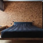 Sfeervolle slaapkamer met veel gebruik van hout