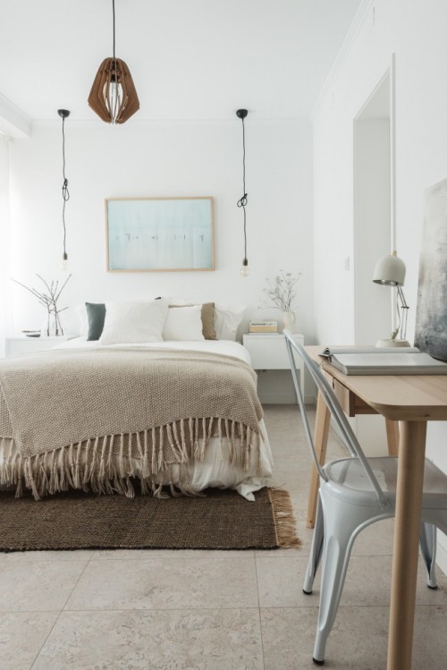 Sfeervolle slaapkamer met werkplek en kledingkast Sfeervolle slaapkamer met werkplek en kledingkast