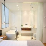 Slaapkamer badkamer combinatie met glazen wand