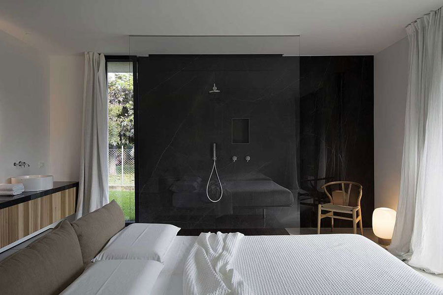 Slaapkamer badkamer combinatie in luxe Italiaanse bungalow