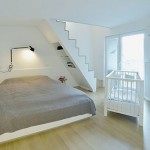 Slaapkamer met bed onder trap