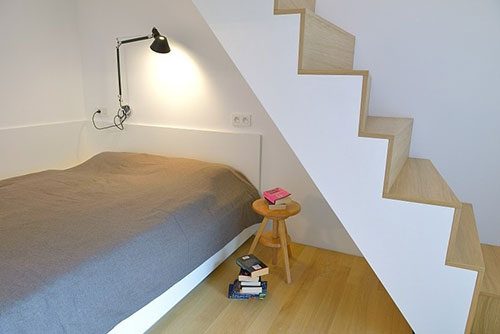 Slaapkamer met bed onder trap