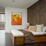 Slaapkamer met betegelde muur