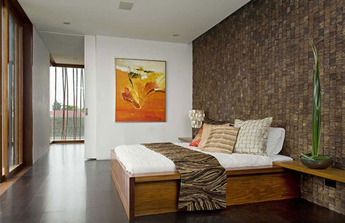 Slaapkamer met betegelde muur Slaapkamer met betegelde muur