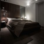 Slaapkamer met betonstuc, kastanje hout en bruin leer
