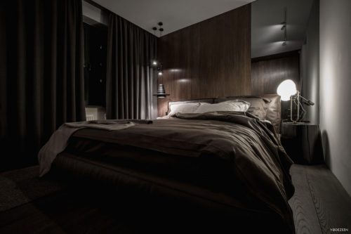 Slaapkamer met betonstuc, kastanje hout en bruin leer