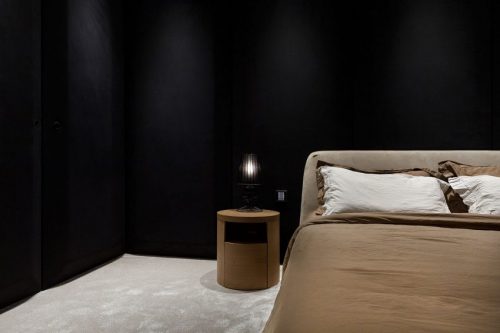 Slaapkamer met fluwelen wandbekleding