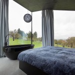 Slaapkamer met glazen buitenmuren en uitzicht