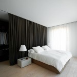 Slaapkamer met gordijn als roomdevider met inloopkast