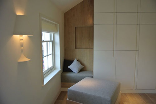Slaapkamer met handgemaakte bakstenen muur