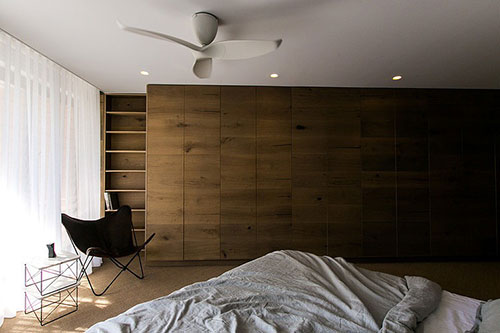 slaapkamer houten kledingkast op maat