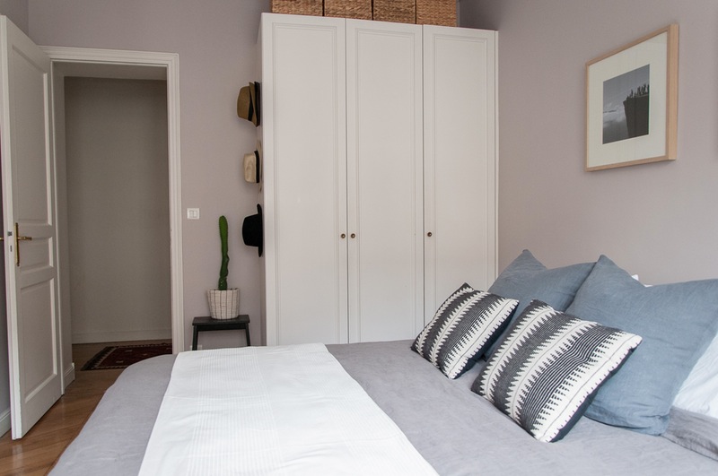 slaapkamer-makeover-met-zachtroze-muren (1) Slaapkamer makeover met zachtroze murenSlaapkamer makeover met zachtroze muren