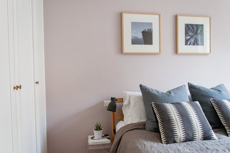 Slaapkamer makeover met zachtroze muren Slaapkamer makeover met zachtroze muren