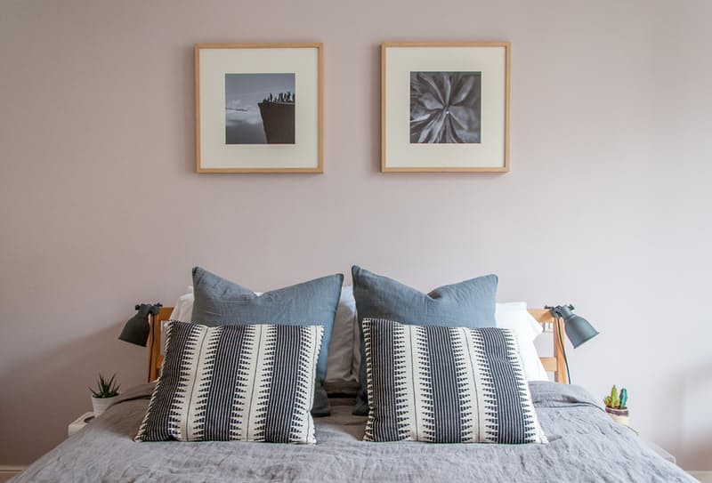 Slaapkamer makeover met zachtroze muren Slaapkamer makeover met zachtroze muren
