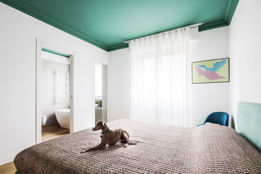 Slaapkamer met een groen plafond en bed