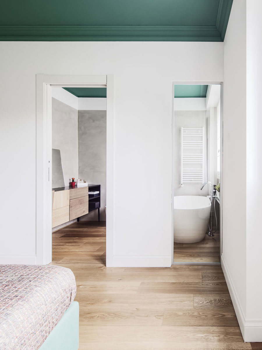 Slaapkamer met een groen plafond en bed Slaapkamer met een groen plafond en bed