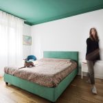 Slaapkamer met een groen plafond en bed
