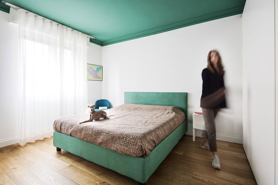 Slaapkamer met een groen plafond en bed Slaapkamer met een groen plafond en bed