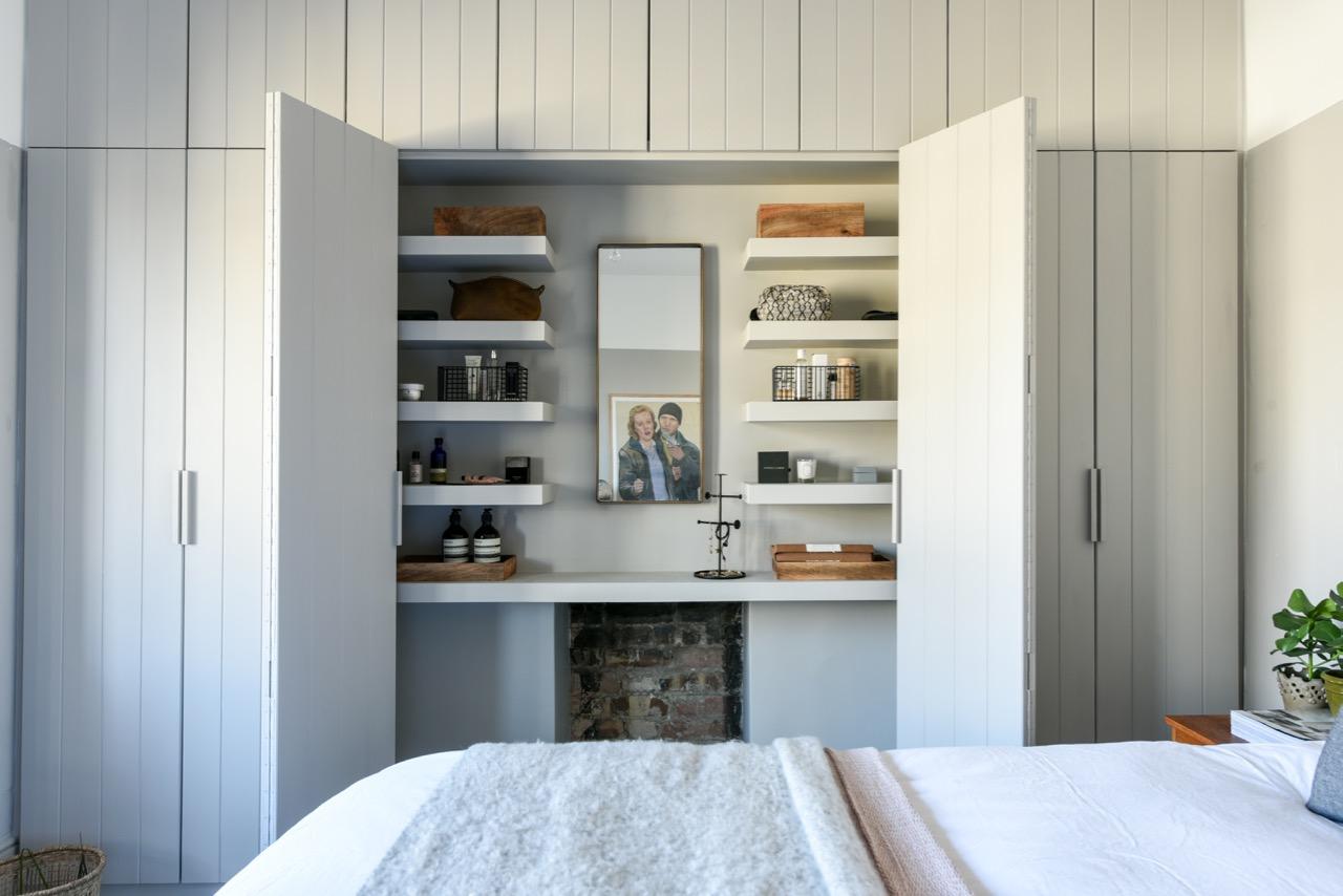 Slaapkamer met een landelijke Britse charme Slaapkamer met een landelijke Britse charme