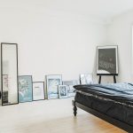 Slaapkamer met een minimalistische loft sfeer