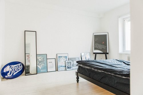 Slaapkamer met een minimalistische loft sfeer