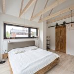 Slaapkamer met een rustieke boerderij sfeer in een moderne woning
