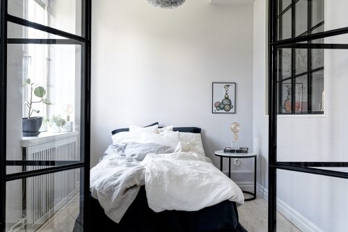 Slaapkamer met glazen wand met stalen kozijnen Slaapkamer met glazen wand met stalen kozijnen