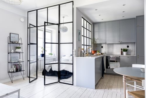 Slaapkamer met glazen wand met stalen kozijnen Slaapkamer met glazen wand met stalen kozijnen