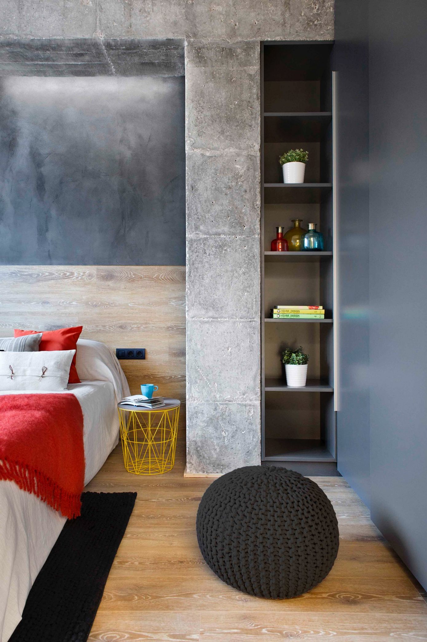 Slaapkamer met hout, beton en betonstuc Slaapkamer met hout, beton en betonstuc