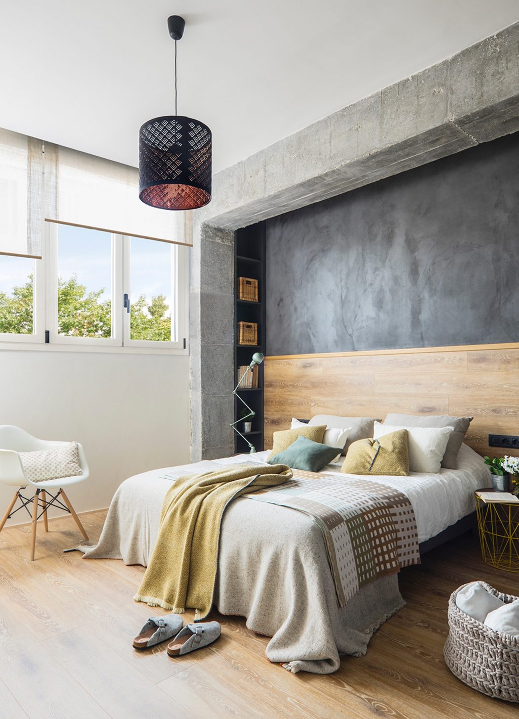 Slaapkamer met hout, beton en betonstuc
