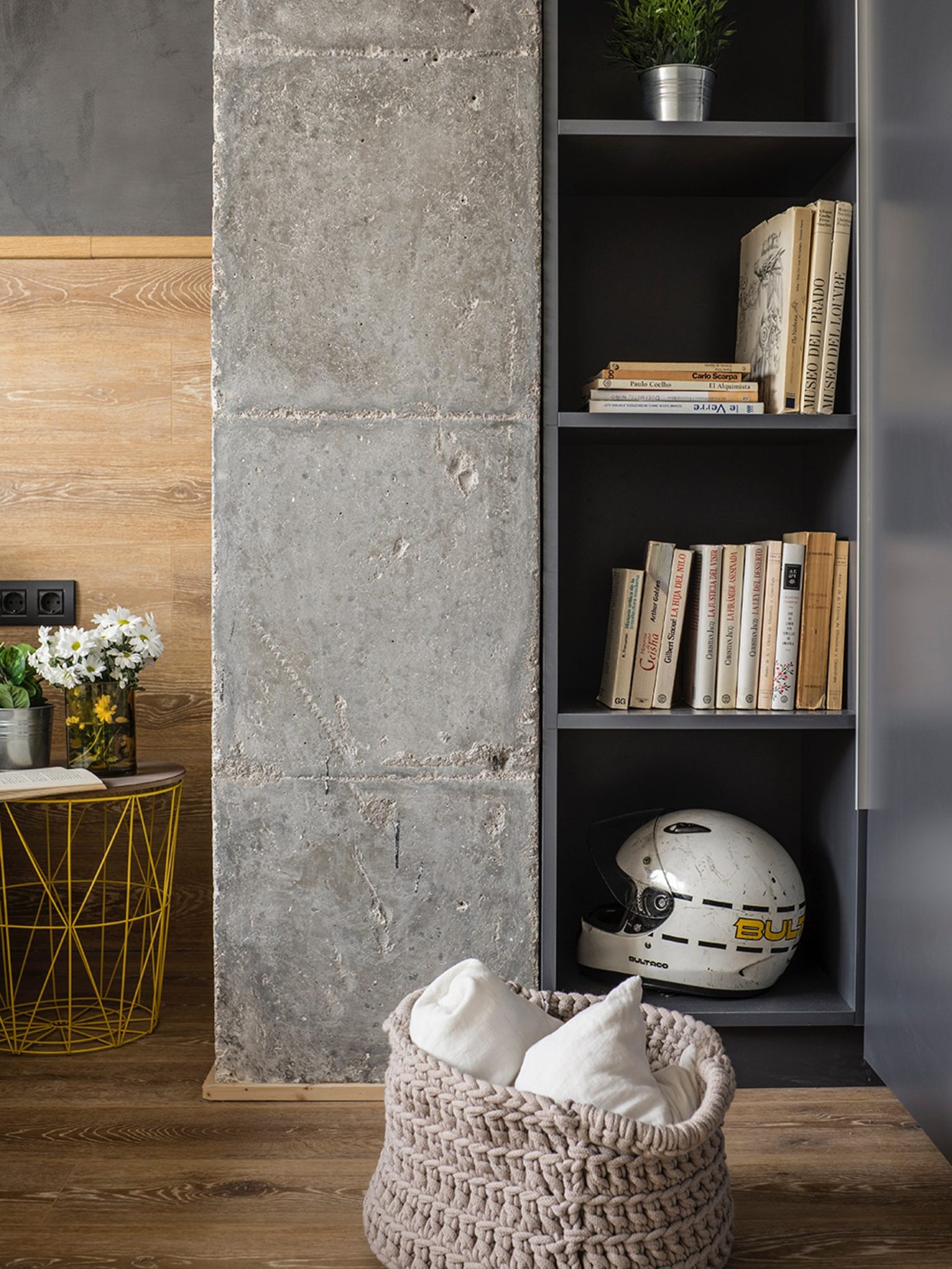Slaapkamer met hout, beton en betonstuc Slaapkamer met hout, beton en betonstuc