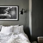 Slaapkamer met matte donkergrijze kalkverf