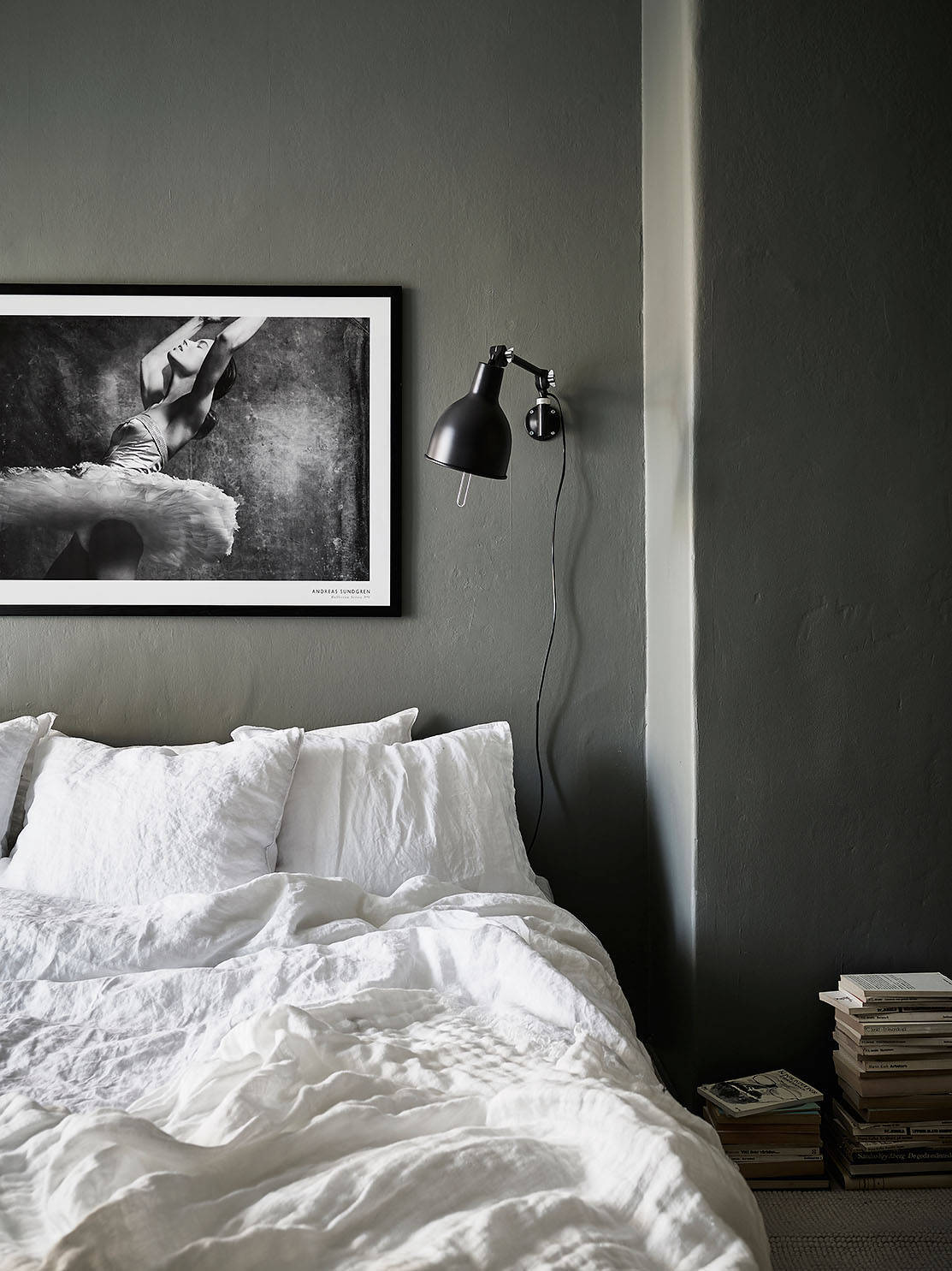 slaapkamer-met-matte-donkergrijze-kalkverf slaapkamer-met-matte-donkergrijze-kalkverf