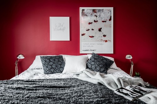 Slaapkamer met rode muren