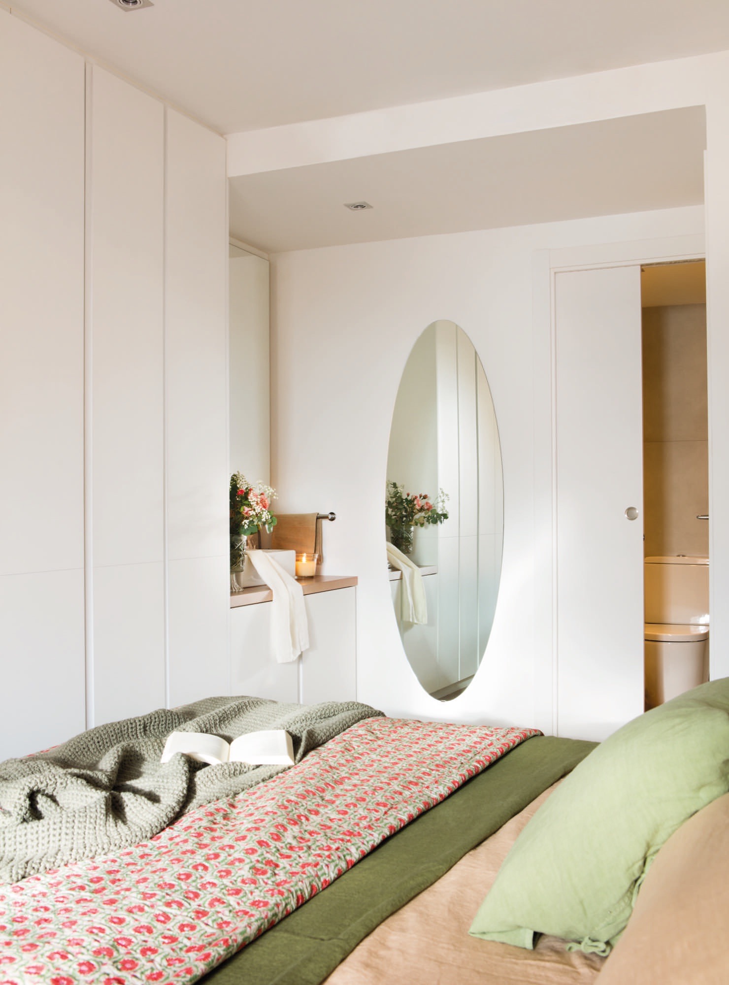 Slaapkamer met strakke inbouwkasten én wastafel Slaapkamer met strakke inbouwkasten én wastafel