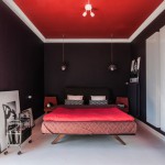 Slaapkamer met paarse muren en rood plafond