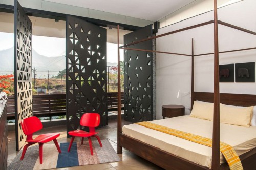 Slaapkamers met pivotdeuren naar balkon