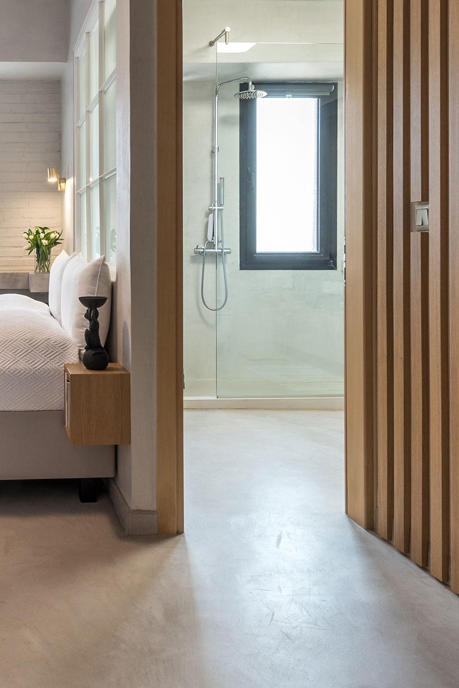 Slaapkamer suite met betonlook en hout