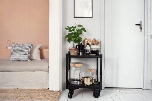 Slaapkamer woonkamer combi in een klein eenkamerappartement van 23m2 Slaapkamer woonkamer combi in een klein eenkamerappartement van 23m2