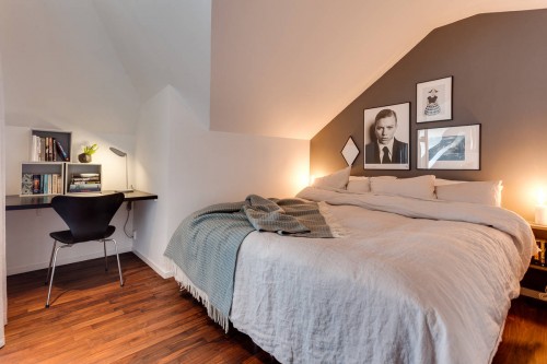 Slaapkamer met een zwarte stalen industriële wand Slaapkamer met een zwarte stalen industriële wand