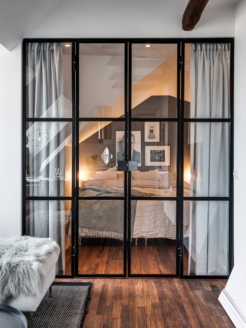 Slaapkamer met een zwarte stalen industriële wand Slaapkamer met een zwarte stalen industriële wand