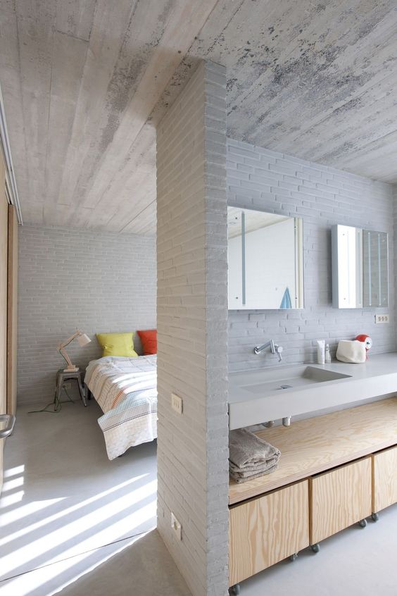 stenen scheidingswand slaapkamer badkamer