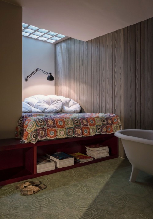 Stijlvol slaapkamer ontwerp met bed in inham Stijlvol slaapkamer ontwerp met bed in inham