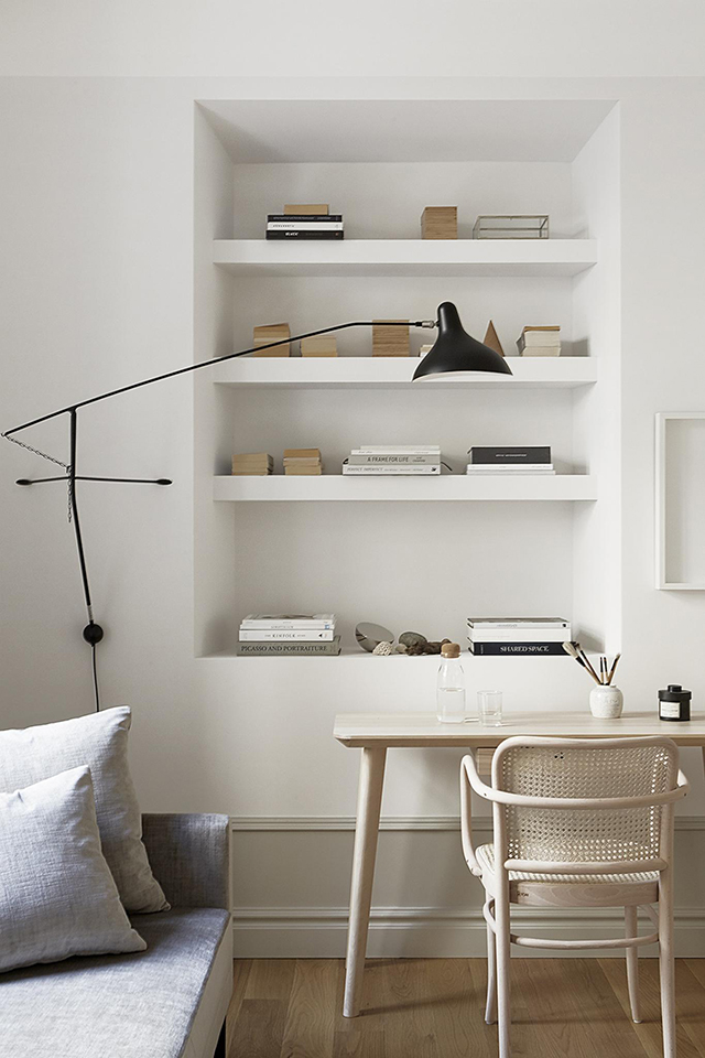 Stijlvolle slaapkamer-woonkamer-werkplek combinatie in een klein Zweeds appartement
