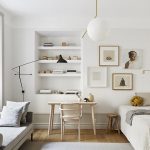 Stijlvolle slaapkamer-woonkamer-werkplek combinatie in een klein Zweeds appartement
