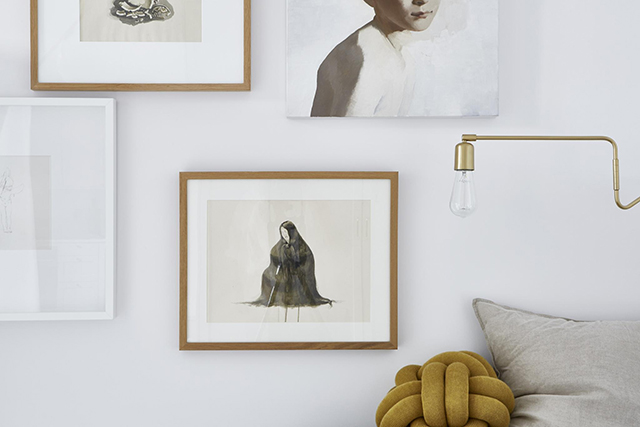 Stijlvolle slaapkamer-woonkamer-werkplek combinatie in een klein Zweeds appartement Stijlvolle slaapkamer-woonkamer-werkplek combinatie in een klein Zweeds appartement