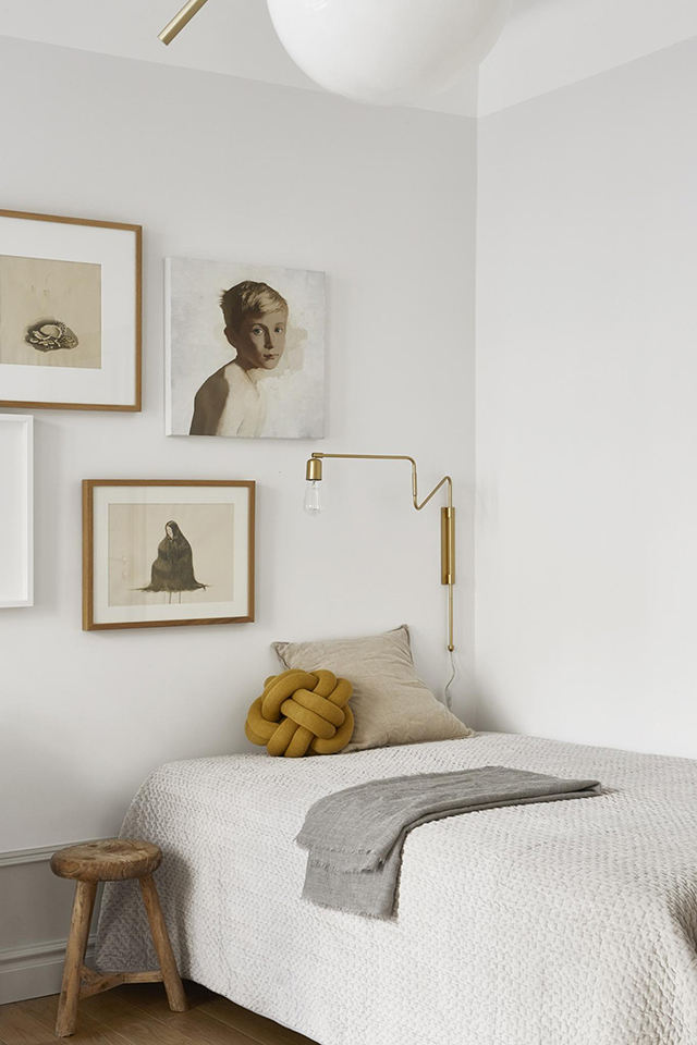 Stijlvolle slaapkamer-woonkamer-werkplek combinatie in een klein Zweeds appartement